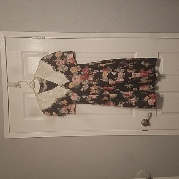 Jessica McClintock Other - Girls Gunne Sax knee length, floral dress, with gorgeous white collar. Size 10